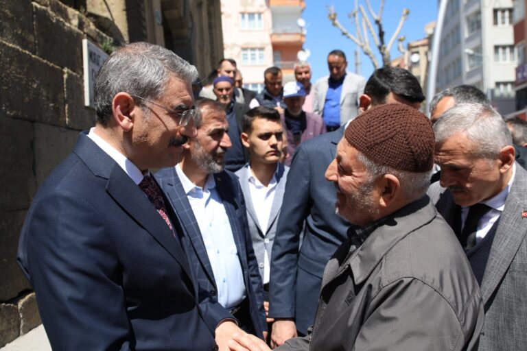 Milletvekili Adayı Cevahir Uzkurt Öğle Namazı Sonrası Vatandaşlarla Bir Araya Geldi